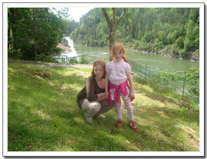 Andrea och Henriette vid Trollh�ttefallen